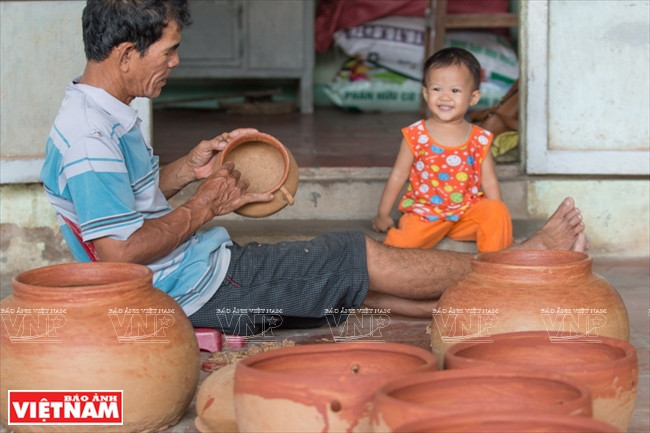  Lam Hung Soi revisa cuidadosamente cada pieza antes de la cocción.