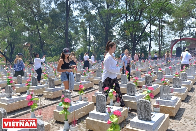 Visitantes ponen inciensos en honor a los héroes y mártires caídos por la independencia y la libertad de la Patria