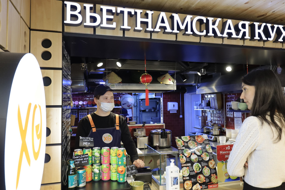 No solo la gastronomía, muchas bebidas importadas de Vietnam también conquistan a la población local. (Foto: VNA)