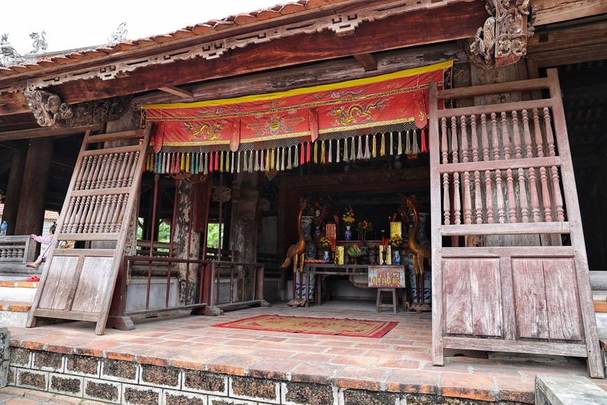 En medio de la casa comunal se encuentra un altar tallado con las imágenes del dragón y el tigre, típicas de la tradición vietnamita. (Foto: VNA)