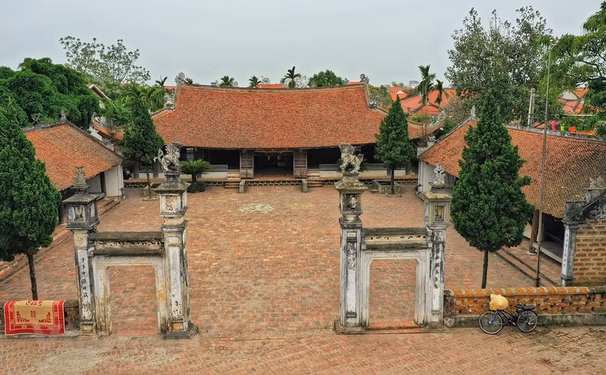 La entrada cuenta con cuatro pilares, decorados con figuras de los animales sagrados de la cultura vietnamita. (Foto: VNA)