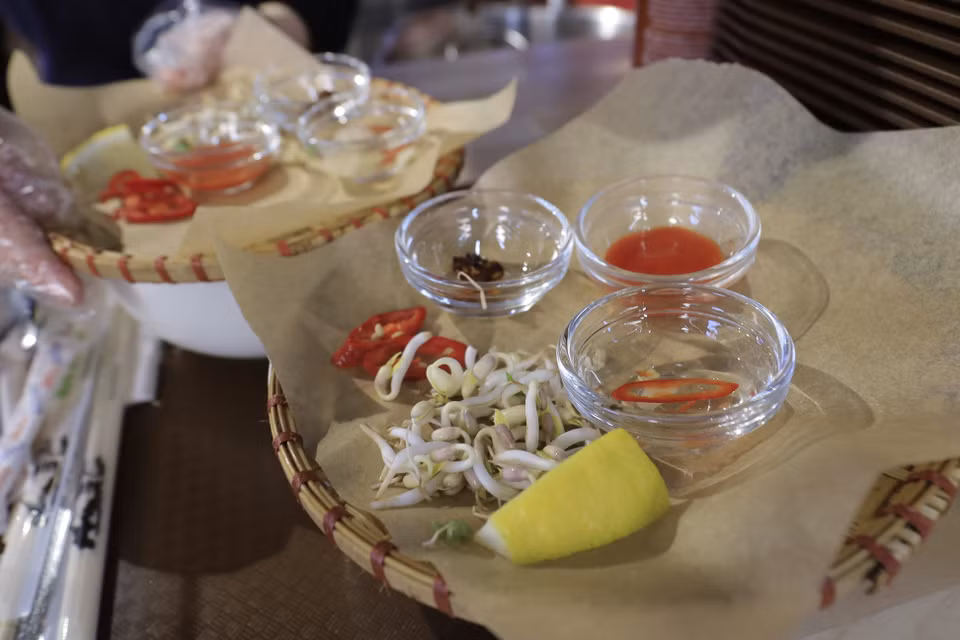 El Pho Bo se sirve bien caliente en un tazón de porcelana y condimentado al gusto con limón o vinagre, ají picante, pimienta y salsa de pescado. (Foto: VNA)