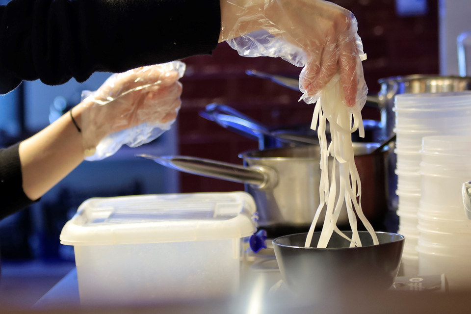 Los fideos de arroz son suministrados regularmente por los comerciantes vietnamitas (Foto: VNA)