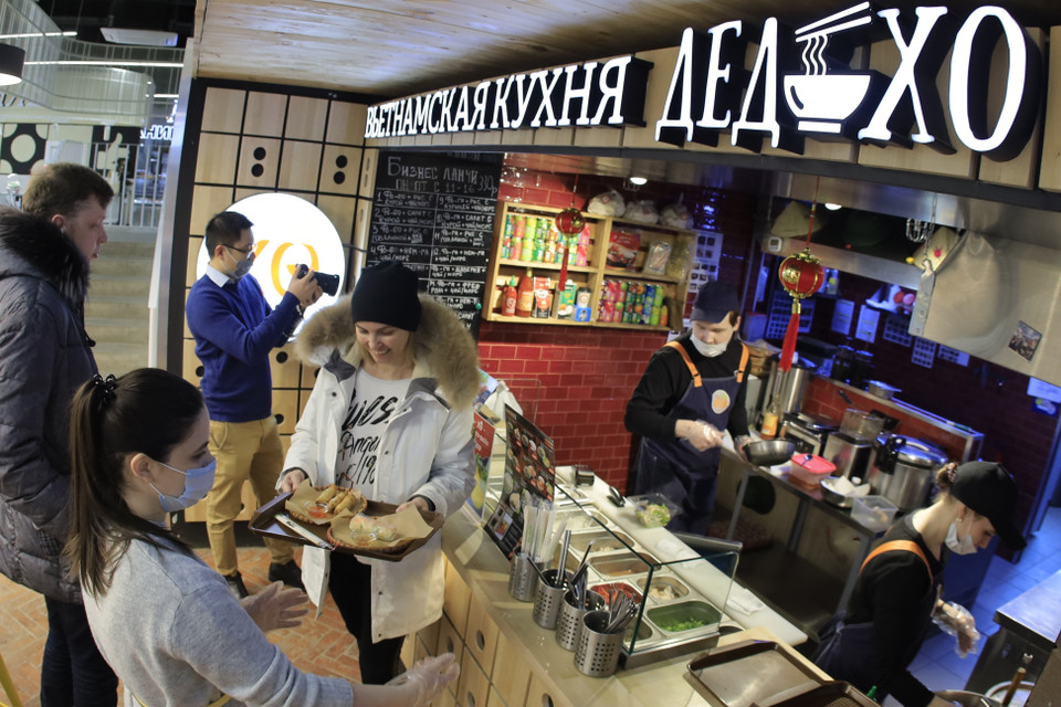 Ded Ho tiene un pequeño espacio en un centro comercial, ubicado en el centro de Izhevsk, pero siempre atiende a muchos lugareños que vienen a degustar la culinaria vietnamita. (Foto: VNA)