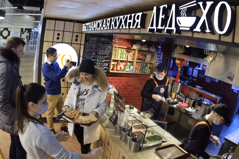Ded Ho tiene un pequeño espacio en un centro comercial, ubicado en el centro de Izhevsk, pero siempre atiende a muchos lugareños que vienen a degustar la culinaria vietnamita. (Foto: VNA)