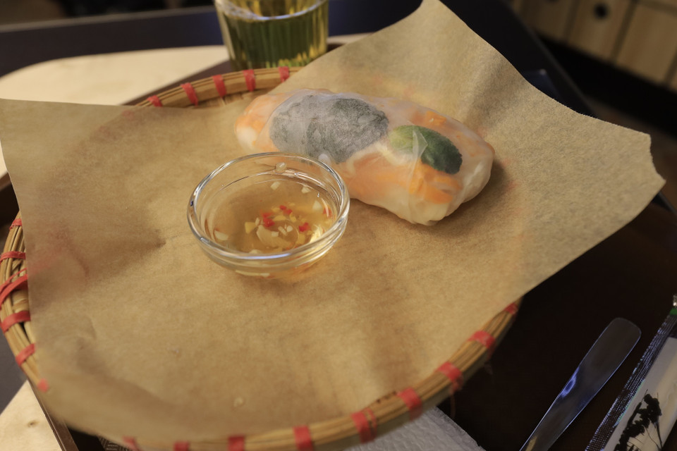 Los rollitos de primavera de camarones y los platos de mariscos siempre acaparan la atención de los pobladores locales. (Foto: VNA)