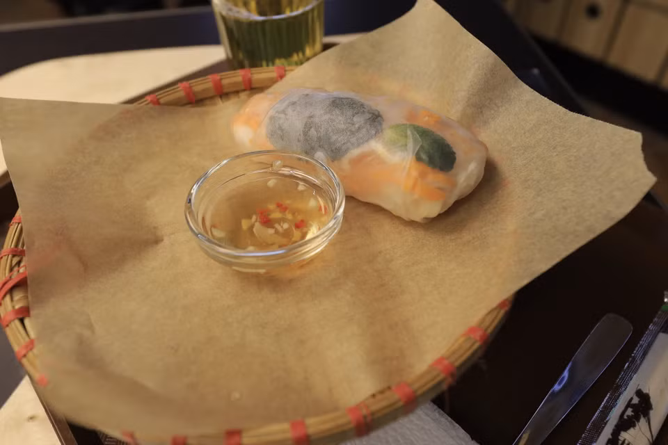 Los rollitos de primavera de camarones y los platos de mariscos siempre acaparan la atención de los pobladores locales. (Foto: VNA)
