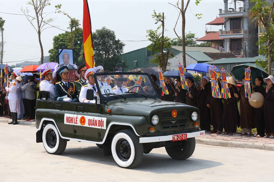 La comitiva funebre con el féretro de Do Muoi llegó al distrito de Thanh Tri, Hanoi (Fuente: VNA)