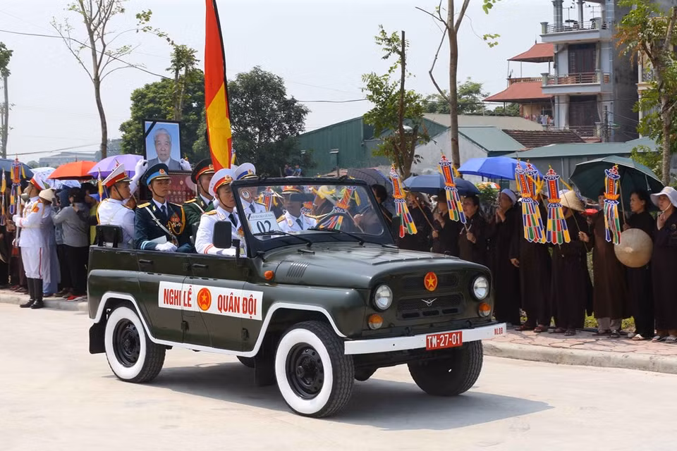 La comitiva funebre con el féretro de Do Muoi llegó al distrito de Thanh Tri, Hanoi (Fuente: VNA)