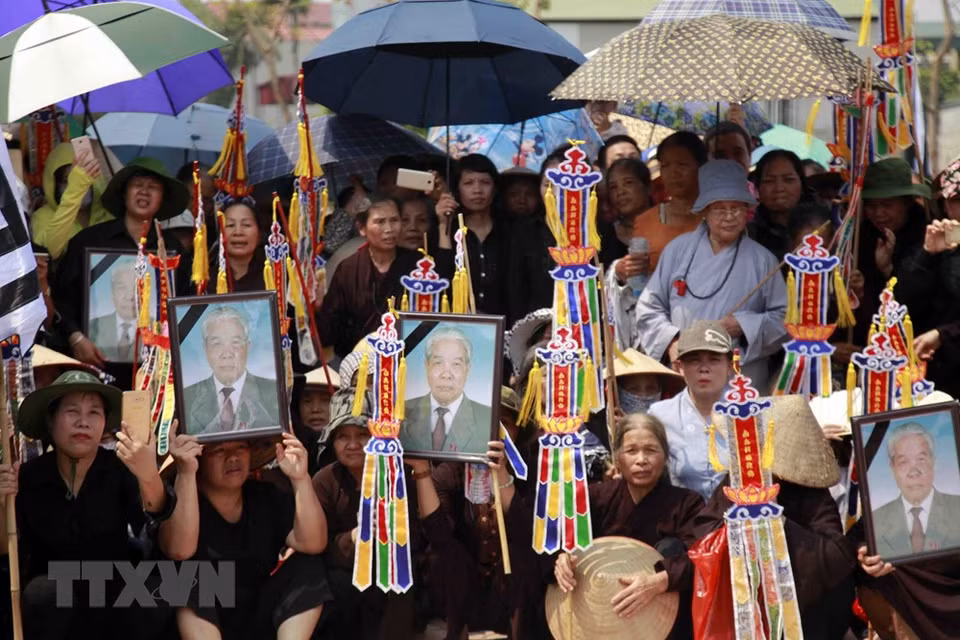 Pobladores en Thanh Tri despiden a Do Muoi (Fuente: VNA)