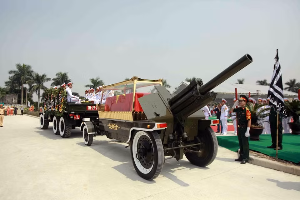 La comitiva funebre con el féretro de Do Muoi llegó al distrito de Thanh Tri, Hanoi (Fuente: VNA)