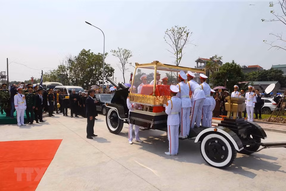 La comitiva funebre con el féretro de Do Muoi llegó al distrito de Thanh Tri, Hanoi (Fuente: VNA)