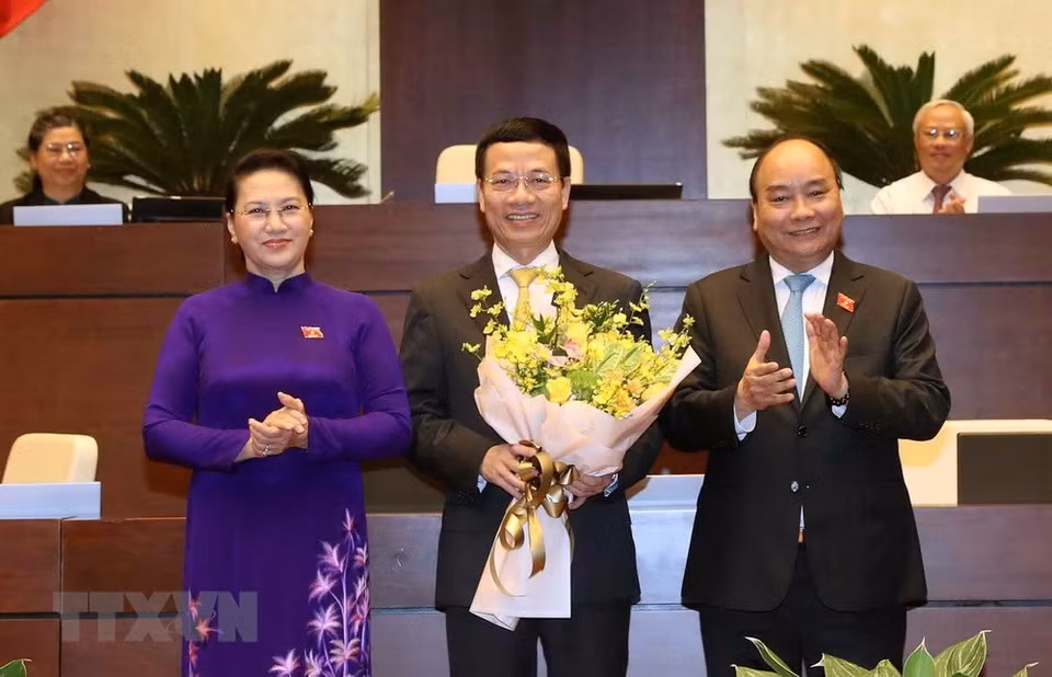 El primer ministro Nguyen Xuan Phuc y la presidenta de la Asamblea Nacional, Nguyen Thi Kim Ngan, felicitan al ministro de Información y Comunicación, Nguyen Manh Hung (Fuente:VNA)