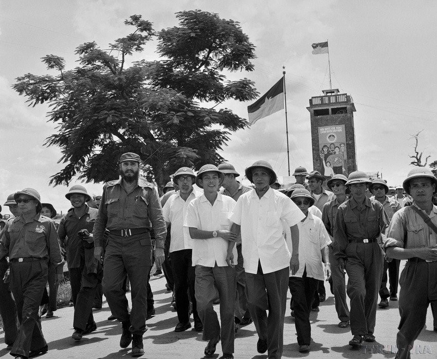 El Primer Secretario del Comité Central del Partido Comunista de Cuba y Primer Ministro, Fidel Castro, visitó Dong Ha, en Quang Tri, en plena reconstrucción después de la devastadora guerra (Septiembre de 1973). (Foto: VNA)
