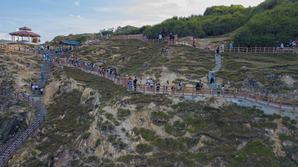 Los turistas nacionales y extranjeros vienen a admirar el hermoso paisaje de Eo Gio. (Foto: VNA)