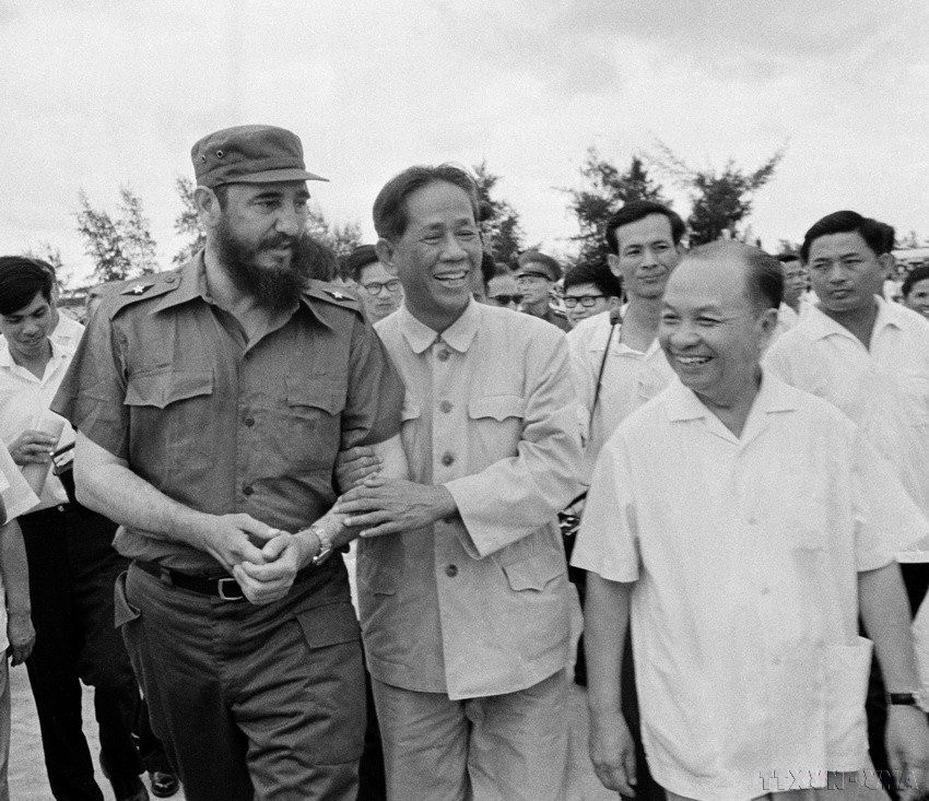 El Primer Secretario del Partido de los Trabajadores de Vietnam, Le Duan, presidió la ceremonia de bienvenida al Primer Secretario del Partido Comunista de Cuba y Primer Ministro, Fidel Castro, el 12 de Septiembre de 1973, en el aeropuerto Gia Lam (Hanoi). (Foto: VNA)