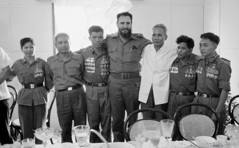 El primer ministro vietnamita, Pham Van Dong, y el Primer Secretario del Comité Central del Partido Comunista de Cuba y Primer Ministro, Fidel Castro, junto a héroes del Frente Nacional para la Liberación de Vietnam del Sur (Septiembre de 1973). (Foto: VNA)