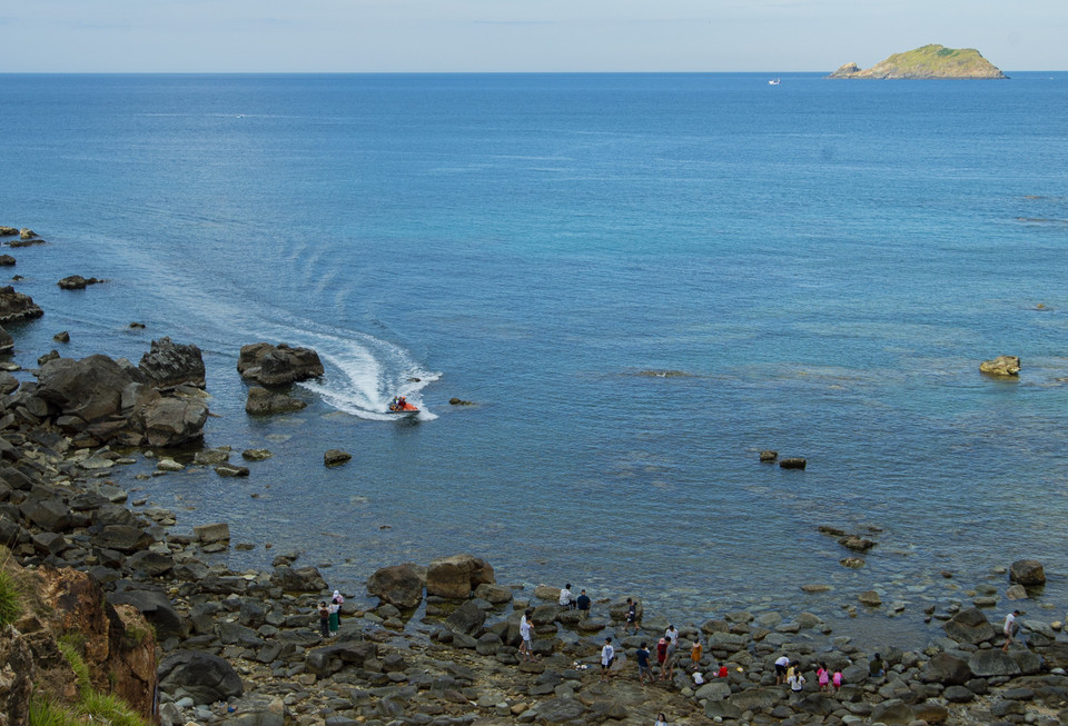 Al llegar a Eo Gio, los visitantes pueden experimentar navegar en una canoa. (Foto: VNA)
