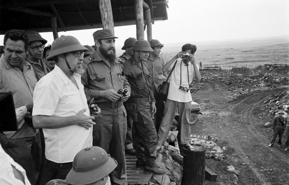 El Comandante en Jefe, Fidel Castro, inspeccionó el 15 de septiembre de 1973 la base militar Doc Mieu, en la barrera electrónica de McNamara, destruida por combatientes del Frente Nacional para la Liberación de Vietnam del Sur. (Foto: VNA)