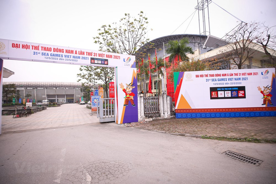 A propósito de los SEA Games 31, las unidades de construcción e instalación han ultimado los trabajos de preparación para las competencias, previstas a efectuarse en el gimnasio de Hoai Duc en Hanoi. La mayor cita deportiva regional se iniciará el 6 de mayo con los partidos de fútbol y comenzará oficialmente las competencias en casi 50 deportes después de la ceremonia de apertura que se celebrará el 12 de mayo, en el Estadio Nacional My Dinh. Los SEA Games 31 tendrán lugar en Hanoi y otras 11 localidades vecinas. La delegación deportiva vietnamita está integrada por un total de mil 341 miembros, incluidos 951 atletas. (Foto: Vietnam+) 