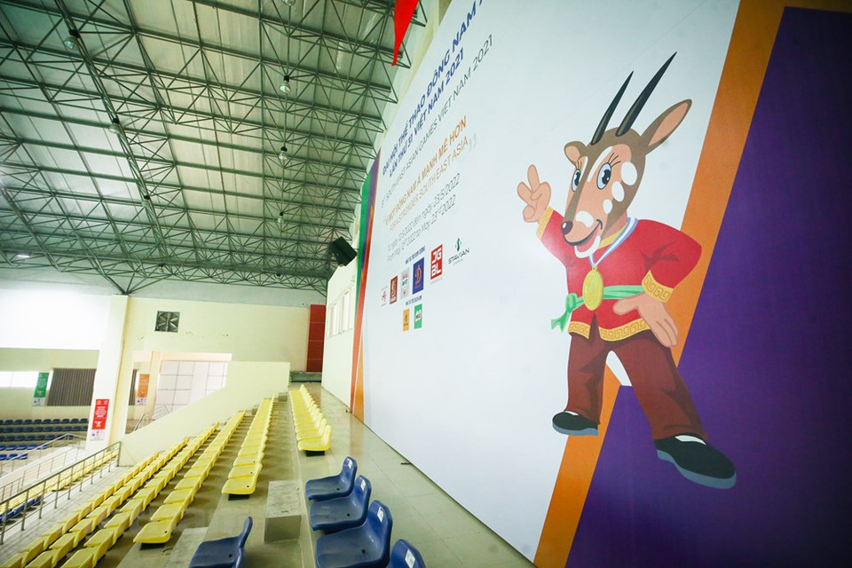 Las autoridades del distrito de Hoai Duc en Hanoi se empeñan en concluir las últimas fases del proyecto de remodelación del gimnasio homónimo para acoger las competencias de kurash y judo. Según lo programado, la mayor cita deportiva regional acontecerá del 12 al 23 de mayo en Hanoi y otras 11 ciudades y provincias. Vietnam aspira a ganar 140 medallas de oro y liderar la clasificación por países en los SEA Games 31. También proyecta ganar 77 medallas de plata y 71 de bronce en la cita deportiva regional, que se organiza cada dos años con la participación de miles atletas procedentes de 11 países del Sudeste Asiático. (Foto: Vietnam+) 