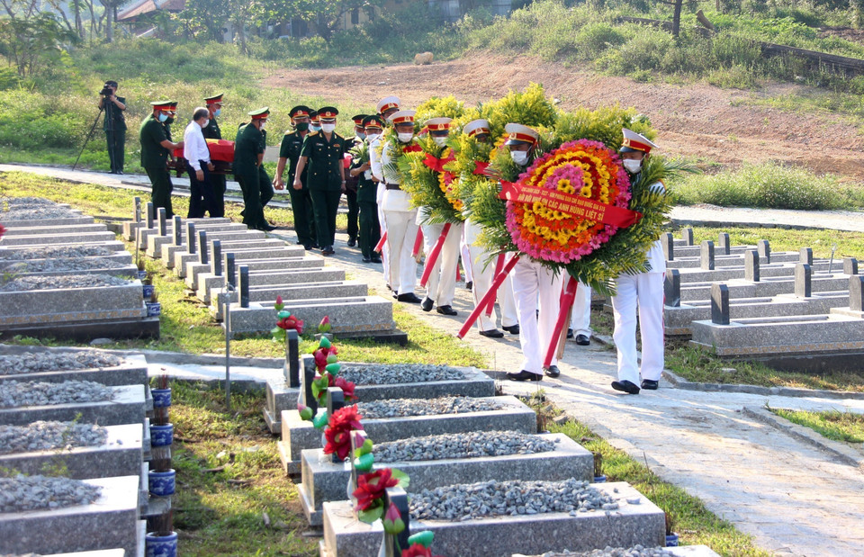 Un acto de réquiem y entierro de restos de 15 combatientes y expertos voluntarios vietnamitas caídos en Laos se efectuó en el Cementerio de los Mártires de la provincia central de Thua Thien-Hue en 2020 (Fuente: VNA)