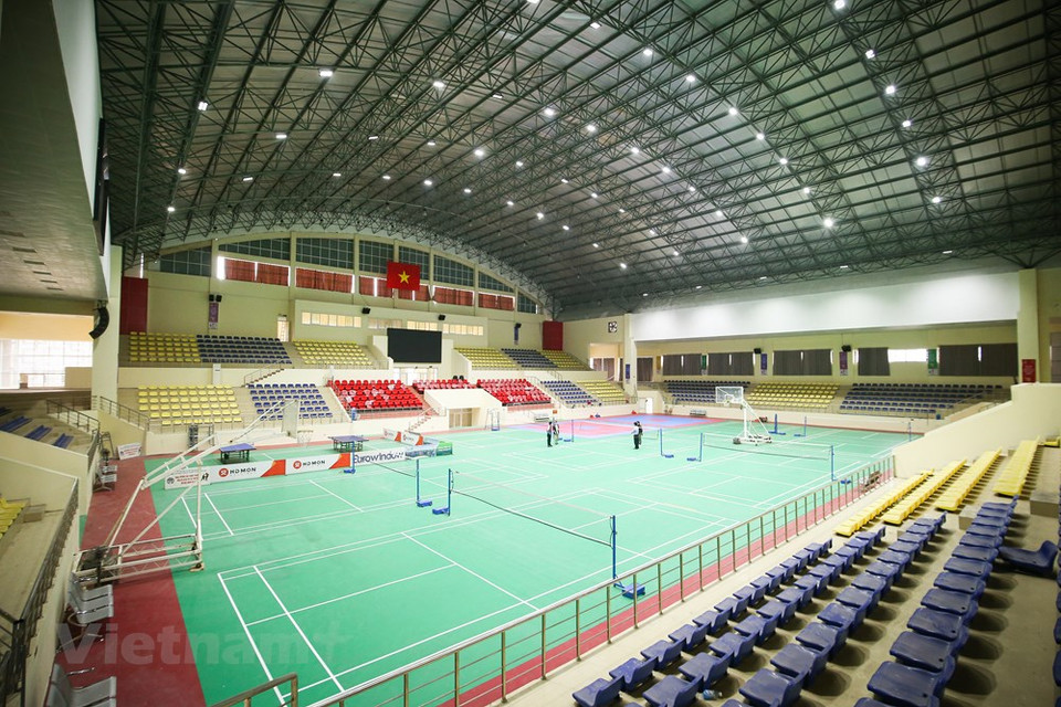El gimnasio de Hoai Duc en el distrito homónimo en Hanoi se encuentra en las etapas finales de su remodelación. Este establecimiento acogerá las competencias de los SEA Games 31. El acontecimiento deportivo, cuyo tema es "Por un Sudeste Asiático más fuerte", contará con 40 disciplinas, de las cuales 36 fueron aprobadas por el Comité Directivo Nacional para los Juegos Deportivos regionales, a saber: atletismo, deportes acuáticos, gimnasia, remo, kickboxing, esgrima, fútbol, bádminton, tenis, voleibol, baloncesto, ciclismo, Vovinam, ajedrez, pencak silat, golf, buceo, Muay, entre otros. Más de 13 mil atletas, entrenadores y personal asociado participarán en los SEA Games 31. La delegación vietnamita estará integrada por mil 336 miembros, incluidos 956 atletas. (Foto: Vietnam+)