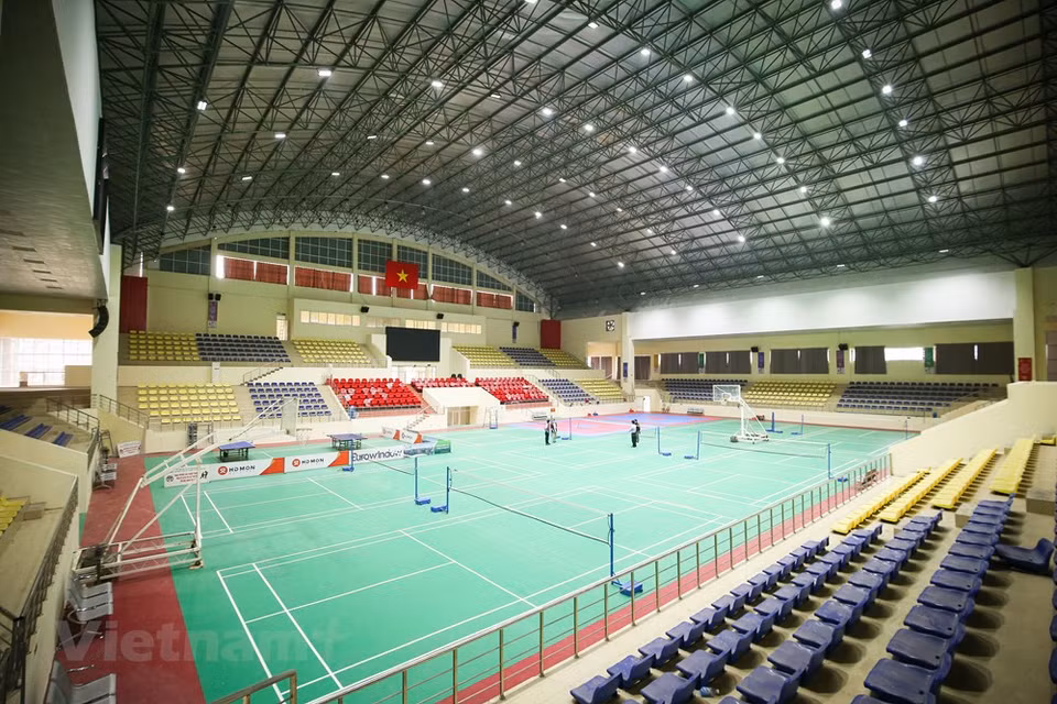 El gimnasio de Hoai Duc en el distrito homónimo en Hanoi se encuentra en las etapas finales de su remodelación. Este establecimiento acogerá las competencias de los SEA Games 31. El acontecimiento deportivo, cuyo tema es "Por un Sudeste Asiático más fuerte", contará con 40 disciplinas, de las cuales 36 fueron aprobadas por el Comité Directivo Nacional para los Juegos Deportivos regionales, a saber: atletismo, deportes acuáticos, gimnasia, remo, kickboxing, esgrima, fútbol, bádminton, tenis, voleibol, baloncesto, ciclismo, Vovinam, ajedrez, pencak silat, golf, buceo, Muay, entre otros. Más de 13 mil atletas, entrenadores y personal asociado participarán en los SEA Games 31. La delegación vietnamita estará integrada por mil 336 miembros, incluidos 956 atletas. (Foto: Vietnam+)