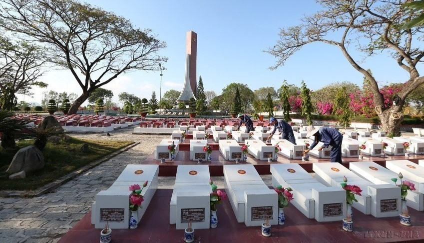 Las tumbas en el Cementerio de los Mártires de la provincia de Binh Thuan están ubicadas en un espacio con numerosos árboles y flores (Fuente: VNA)