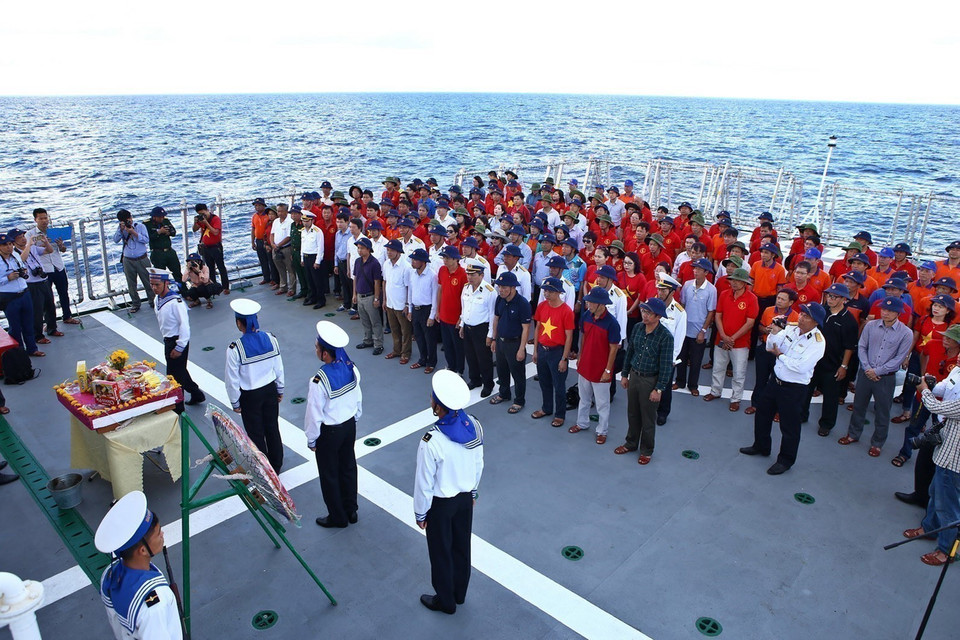 Rinden homenaje en el distrito insular de Truong Sa (Spratly) a los héroes y mártires, que cayeron por proteger la soberanía del país sobre los mares e islas (Fuente: VNA)