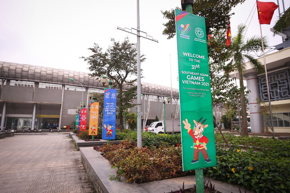 Como faltan dos meses para los 31 Juegos Deportivos del Sudeste Asiático (SEA Games 31), la capital Hanoi en general y el distrito de Hoai Duc en particula,r acelera los preparativos para dar la bienvenida a la mayor cita deportiva regional, que tendrá lugar en mayo próximo. La ciudad instaló paneles, pancartas y banderas con el logotipo de los SEA Games 31 en las puertas de entrada, calles principales, áreas centrales y fuera de los gimnasios y estadios. De acuerdo con el Director del Departamento de Cultura y Deportes de Hanoi, Do Dinh Hong, la promoción de SEA Games 31 debe ser efectiva para crear una atmósfera jubilosa, mostrando la hospitalidad del país anfitrión. (Foto: Vietnam+) 