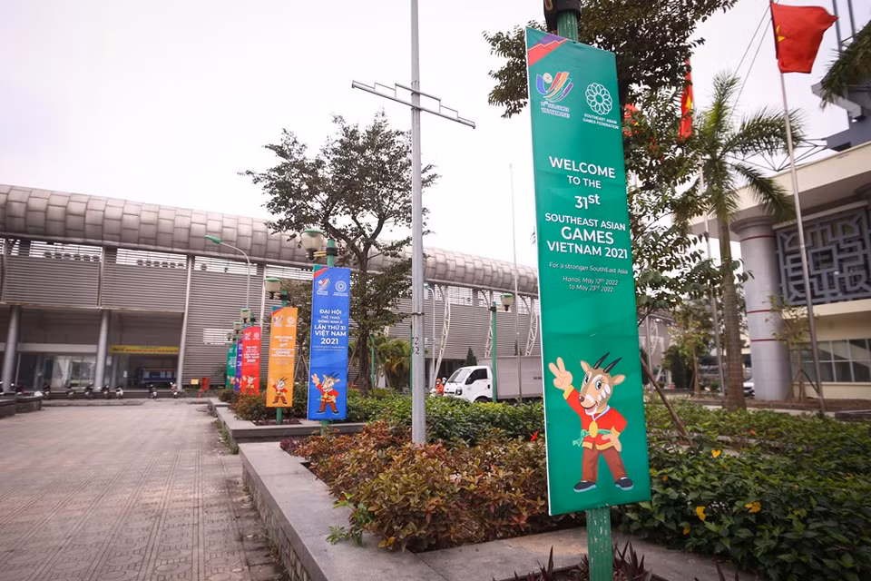 Como faltan dos meses para los 31 Juegos Deportivos del Sudeste Asiático (SEA Games 31), la capital Hanoi en general y el distrito de Hoai Duc en particula,r acelera los preparativos para dar la bienvenida a la mayor cita deportiva regional, que tendrá lugar en mayo próximo. La ciudad instaló paneles, pancartas y banderas con el logotipo de los SEA Games 31 en las puertas de entrada, calles principales, áreas centrales y fuera de los gimnasios y estadios. De acuerdo con el Director del Departamento de Cultura y Deportes de Hanoi, Do Dinh Hong, la promoción de SEA Games 31 debe ser efectiva para crear una atmósfera jubilosa, mostrando la hospitalidad del país anfitrión. (Foto: Vietnam+) 