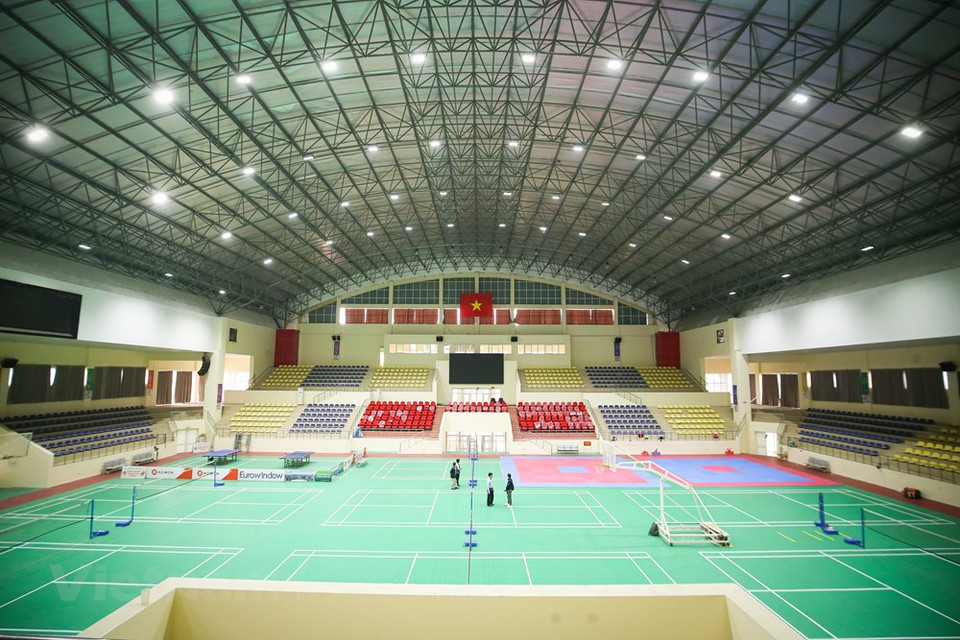 Más del 80 por ciento del plan trazado sobre la preparación de la infraestructura del gimnasio Hoai Duc, ha logrado completarse hasta la fecha. Hanoi se ha esforzado por garantizar el suministro completo de los servicios de logística, transporte, turismo, atención médica durante los SEA Games 31. La capital planea desplegar otros 129 autobuses con 714 viajes adicionales por día en 55 rutas para satisfacer la creciente demanda de pasajeros en los lugares sedes de los eventos deportivos. Igualmente, se han impulsado en Hanoi la decoración de calles y saneamiento ambiental, además de concientización a los pobladores sobre la promoción del estilo de vida civilizado para mantener el entorno limpio y mostrar la hospitalidad hacia los visitantes y deportistas que llegarán a la ciudad en ocasión del evento. (Foto: Vietnam+) 