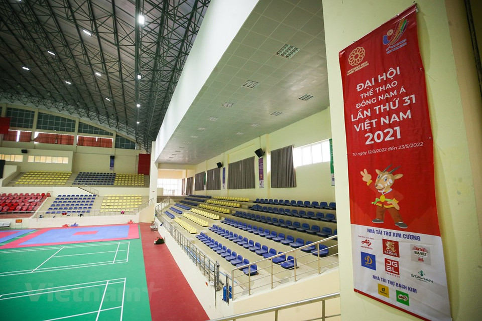 En el interior del gimnasio de Hoai Duc, se han reparado e instalado todos los equipos al servicio de las competencias de los SEA Games 31. La capital Hanoi se ha coordinado con los ministerios de Seguridad Pública y Transporte para garantizar la seguridad de los viajes de las delegaciones con el fin de promocionar la imagen de la ciudad como un destino atractivo, seguro y amigable. Los SEA Games 31 se llevarán a cabo del 12 al 23 de mayo en Hanoi y otras 11 ciudades y provincias. Se trata de la segunda ocasión que Vietnam organiza los SEA Games, luego de la edición de 2003. Más de 13 mil atletas, entrenadores y personal asociado, participarán en el evento deportivo. (Foto: Vietnam+) 