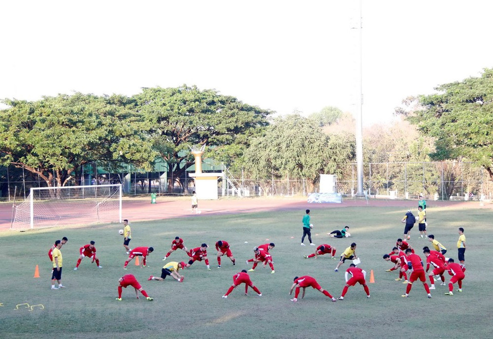 Equipo nacional de fútbol de Vietnam entrena para primer partido contra Laos en AFF Suzuki Cup (Fuente: VNA)