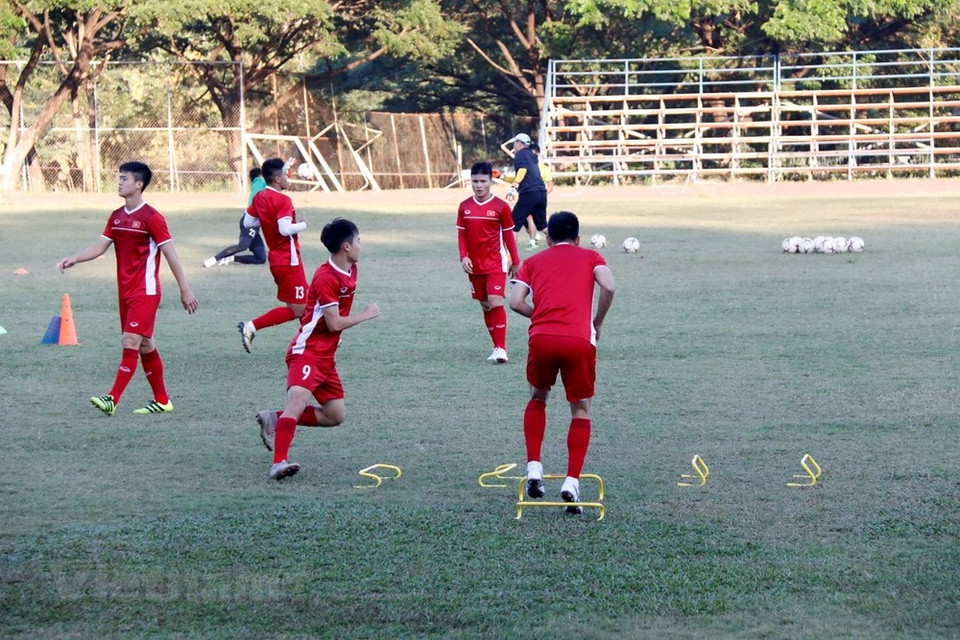 Equipo nacional de fútbol de Vietnam entrena para primer partido contra Laos en AFF Suzuki Cup (Fuente: VNA)