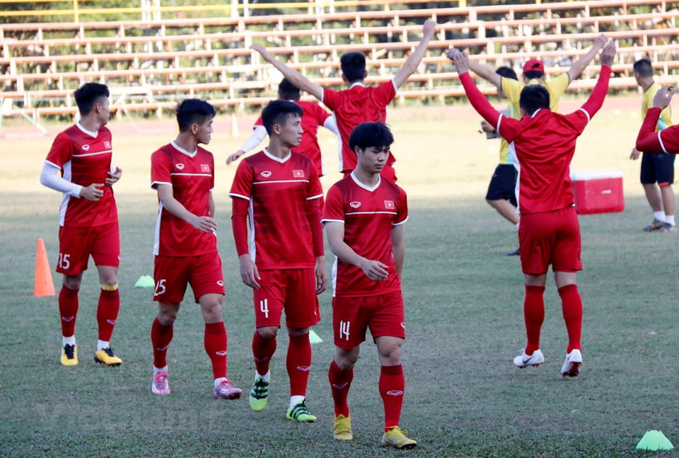 Equipo nacional de fútbol de Vietnam entrena para primer partido contra Laos en AFF Suzuki Cup (Fuente: VNA)