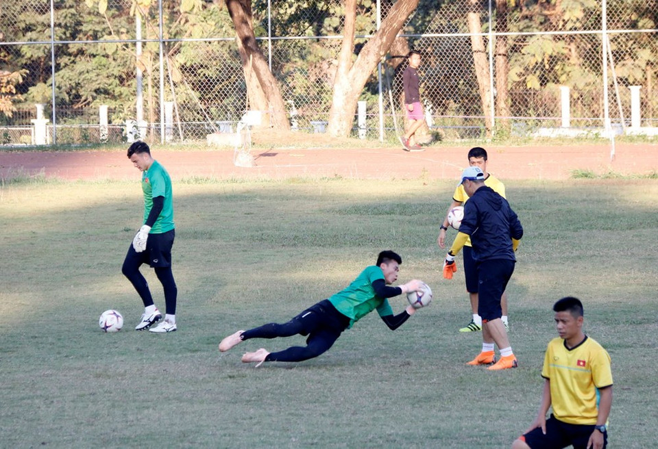 Equipo nacional de fútbol de Vietnam entrena para primer partido contra Laos en AFF Suzuki Cup (Fuente: VNA)