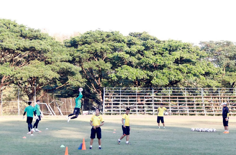Equipo nacional de fútbol de Vietnam entrena para primer partido contra Laos en AFF Suzuki Cup (Fuente: VNA)