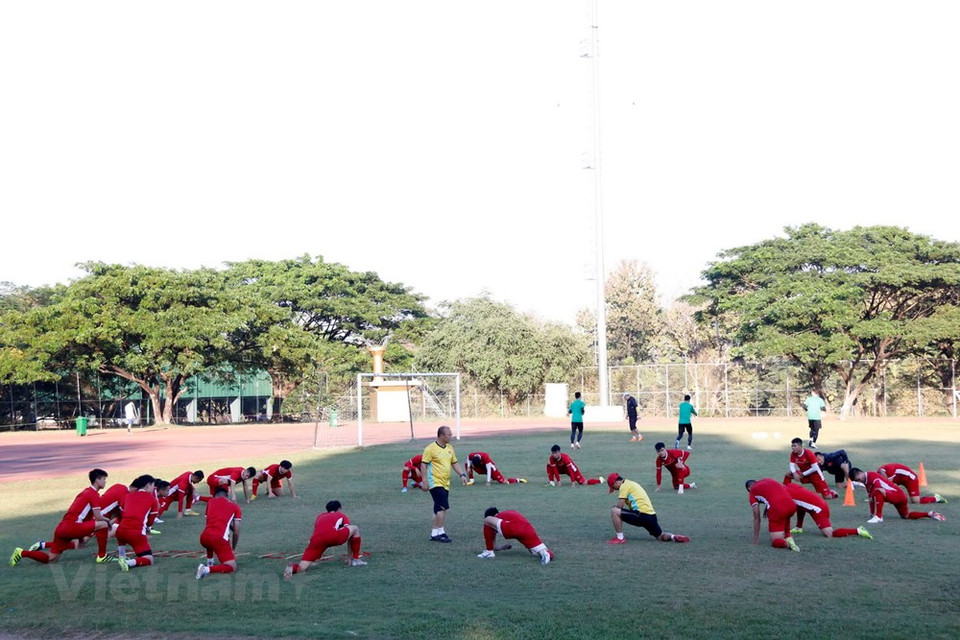 Equipo nacional de fútbol de Vietnam entrena para primer partido contra Laos en AFF Suzuki Cup (Fuente: VNA)