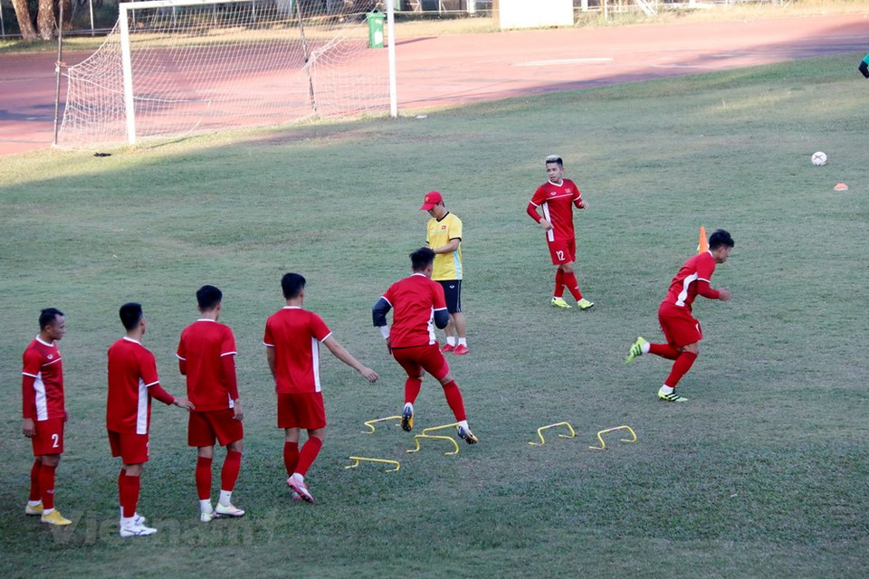 Equipo nacional de fútbol de Vietnam entrena para primer partido contra Laos en AFF Suzuki Cup (Fuente: VNA)