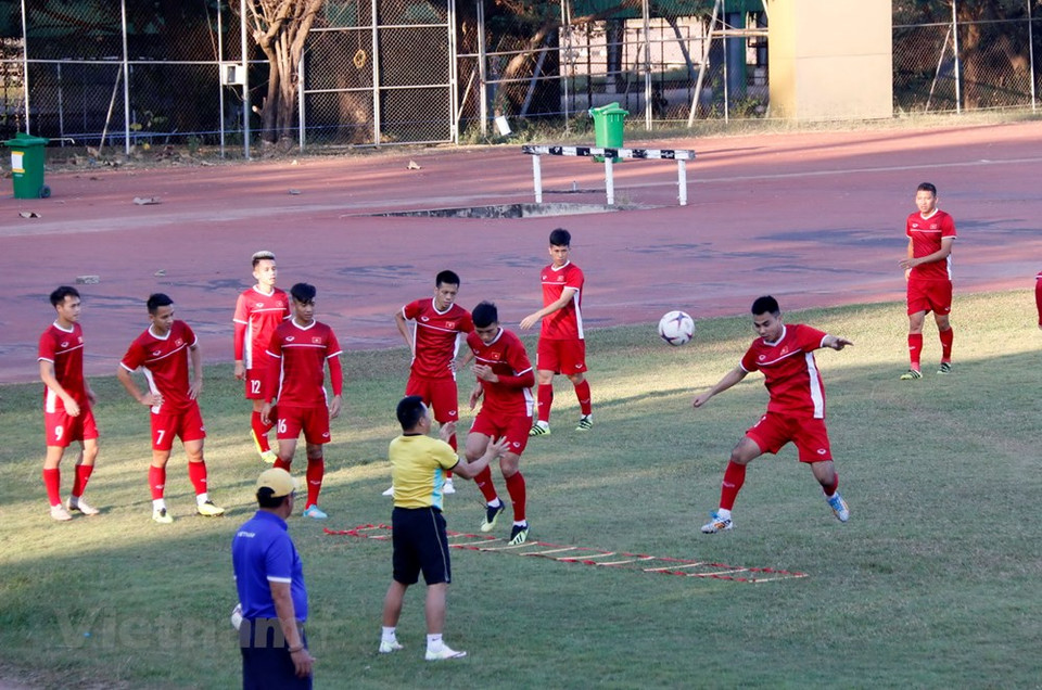 Equipo nacional de fútbol de Vietnam entrena para primer partido contra Laos en AFF Suzuki Cup (Fuente: VNA)