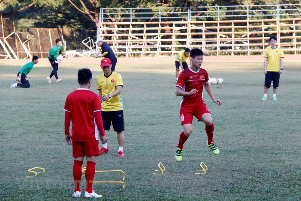 Equipo nacional de fútbol de Vietnam entrena para primer partido contra Laos en AFF Suzuki Cup (Fuente: VNA)