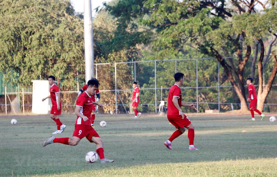 Equipo nacional de fútbol de Vietnam entrena para primer partido contra Laos en AFF Suzuki Cup (Fuente: VNA)