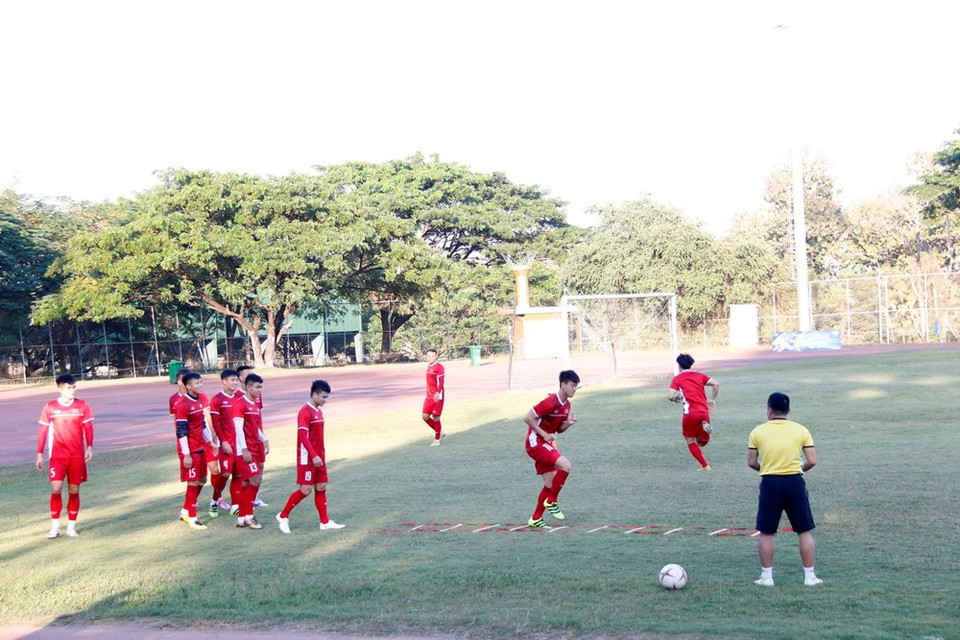 Equipo nacional de fútbol de Vietnam entrena para primer partido contra Laos en AFF Suzuki Cup (Fuente: VNA)