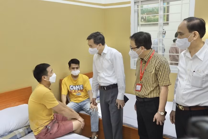 El viceministro de Salud Tran Van Thuan alienta a los voluntarios en el ensayo clínico de la vacuna ARCT-154 contra el COVID-19 antes de la aplicación (Foto: VNA)./.