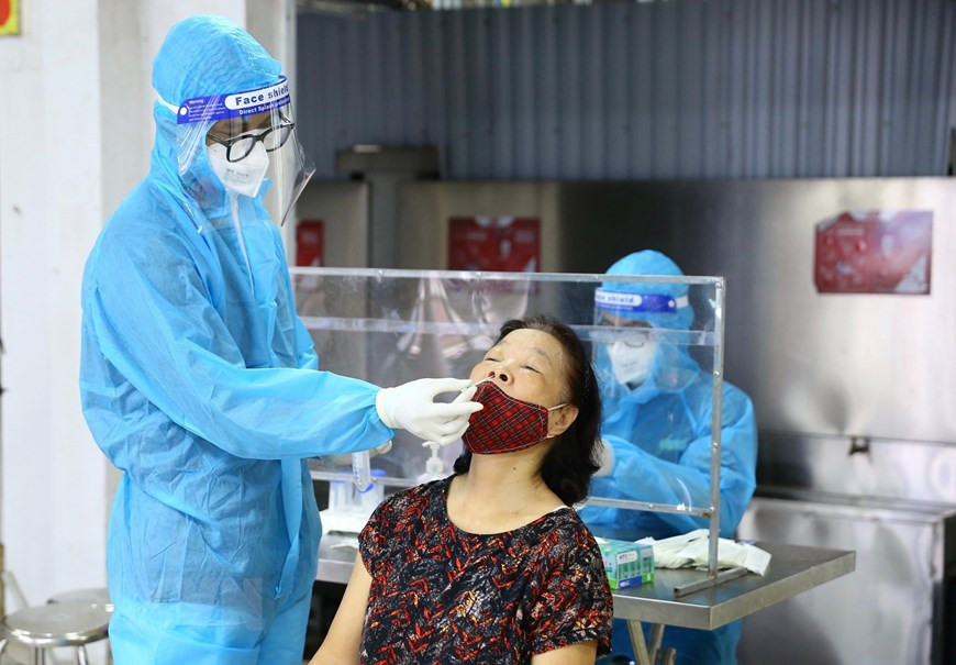 La toma de muestras para realizar la prueba del virus SARS-CoV-2 para los residentes del área urbana de Vinhomes Times City (Foto: VNA)