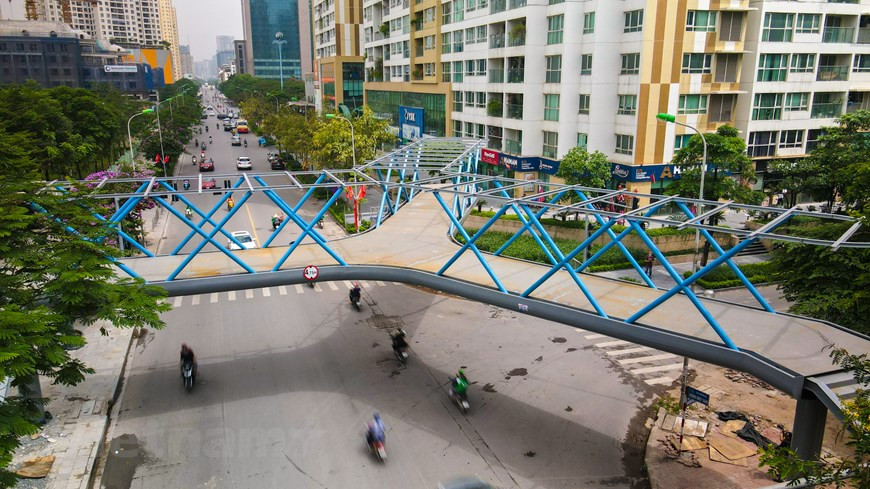“Al final del día, muchos autos y personas pasan aquí, hay puentes, peatones y ciclistas quieren cruzar la calle, será más conveniente. La ciudad de Hanoi tiene muchos puentes elevados para peatones, pero se trata de un puente "súper hermoso", tan hermoso como la poesía. Hace unos días, un grupo de amigos y yo vinimos aquí para tomar fotos, esperando el día en que se inaugurarán la construcción”, según Le Tran Trung Hieu. Mientras, Truong Anh Thin, de 67 años de edad, que vivía en un edificio de apartamentos en la calle Lang Ha, precisó que, aunque estaba cerca del parque Thanh Xuan, estaba "aburrido" de cruzar la calle después del trabajo (Fuente: Vietnam+)