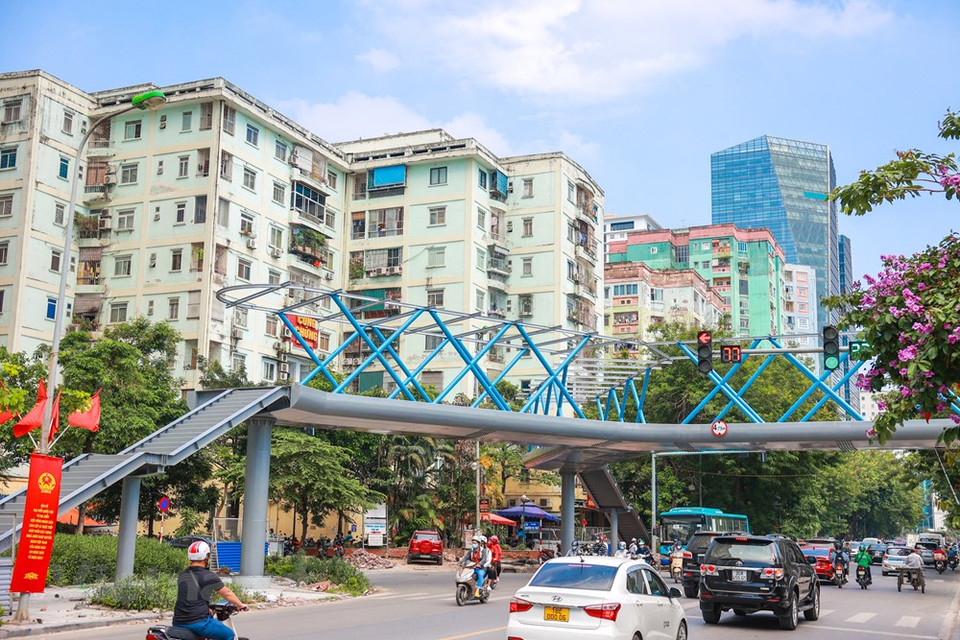 El puente peatonal de tres vías conecta la acera de la calle Hoang Minh Giam a lo largo del parque Thanh Xuan con dos esquinas separadas a cada lado de la calle Nguyen Thi Thap en el distrito de Thanh Xuan. Ubicada en la región septentrional, la capital vietnamita constituye la segunda mayor ciudad del país tras Ciudad Ho Chi Minh. Situada en la margen derecha del río Rojo, Hanoi cuenta con una superficie total de más de tres mil 300 kilómetros cuadrados y una población que supera los ocho millones de habitantes. En 2020, a pesar del impacto de la pandemia de COVID-19, Hanoi mantuvo su crecimiento económico, con el aumento del Producto Interno Bruto (PIB) regional de 3,98 por ciento, 1,5 veces más alto que el promedio nacional (Fuente: Vietnam+)