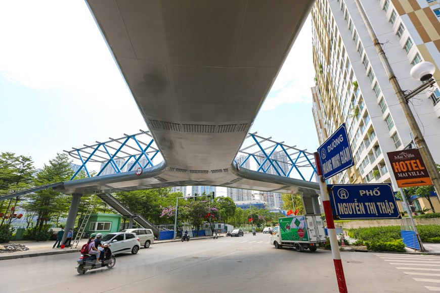 “Para evitar embotellamientos, mi esposa y yo a veces vamos al gimnasio temprano en la mañana. El parque Thanh Xuan es hermoso, tiene muchos árboles, tiene un lago grande, pero muy poca gente entra porque no es conveniente para el tráfico”, señaló Truong Anh Thin. La Oficina de Cultura e Información del Comité Popular del Distrito de Thanh Xuan anunció que este es uno de los proyectos del distrito para celebrar el 25 aniversarios de su fundación (1996-2021), a la par de la elección de diputados a la XV Asamblea Nacional y Consejos Populares en todos los niveles para el período de 2021 a 2026 (Fuente: Vietnam+)